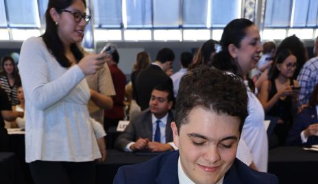  Javier Dávila Chalita, firmando su título de Licenciado en Finanzas.