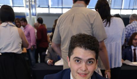  Javier Dávila Chalita, firmando su título de Licenciado en Finanzas.