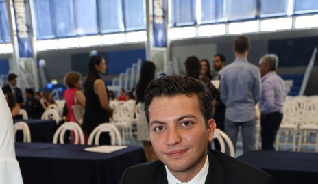  Humberto Morones Guerra, firmando su título de Licenciado en Finanzas.
