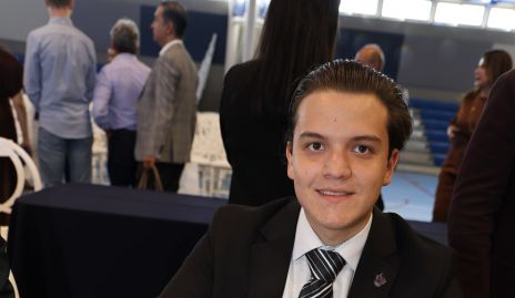 Ricardo Meza Arredondo, firmando su título de Licenciado en Finanzas.
