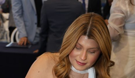 Jimena Martínez, firmando su título de Licenciada en Finanzas.