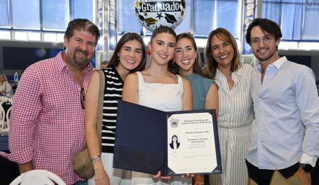  Alejandra Almaguer Valle con sus papás Manuel Almaguer y Adriana Valle, sus hermanas Andrea y Adriana y su novio Santiago Gutiérrez.