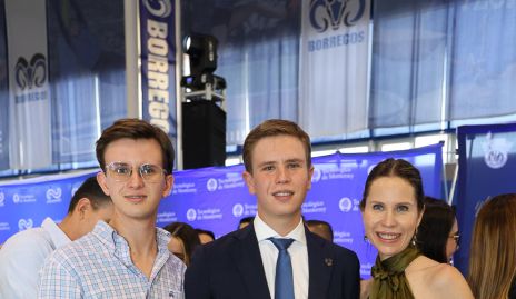  Mauricio Martín, Licenciado en Negocios Internacionales con su hermano Nacho y su mamá Maiela.