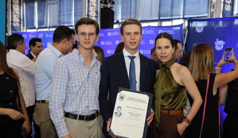  Mauricio Martín, Licenciado en Negocios Internacionales con su hermano Nacho y su mamá Maiela.