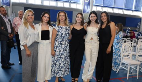   María Muñoz, María Emilia Meade y Natalia Heredia, con sus mamás.