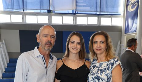  María Emilia Meade con sus papás Ricardo Meade y Karina Navarro.