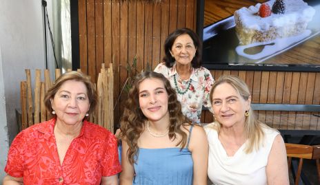  Lupita Estrada, Vero Pérez, Yolanda Estrada y Leticia Estrada.