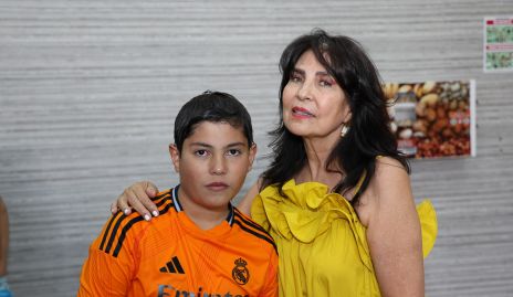  Fer Rojo con su abuela Elizabeth Martínez.