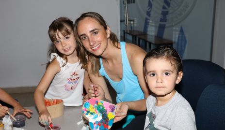  Ángeles Mahbub, Daniela y Santiago.