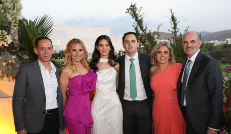  Paola Ruiz y Santiago Rodríguez con sus papás.