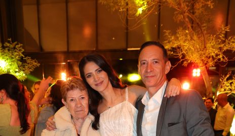 Lourdes, Paola y Armando Ruiz.