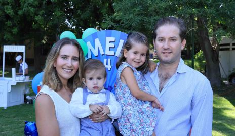  Lucía y Pablo con sus hijos Pablo y Amelia.