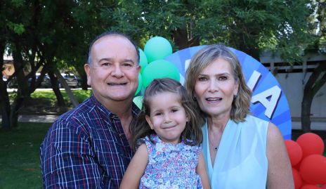  Felipe Martin Alba y María Amelia Vargas con su nieta Amelia.