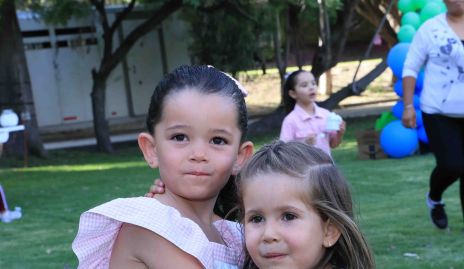  Alessa Meade y Amelia Torres.