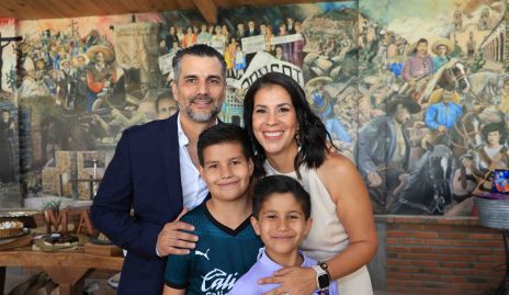  Alejandro González y Maribel Rangel con sus hijos Marcelo y Diego.