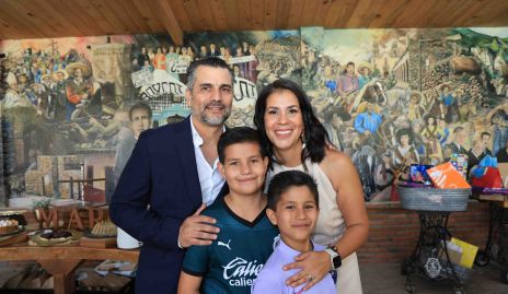  Alejandro González y Maribel Rangel con sus hijos Marcelo y Diego.