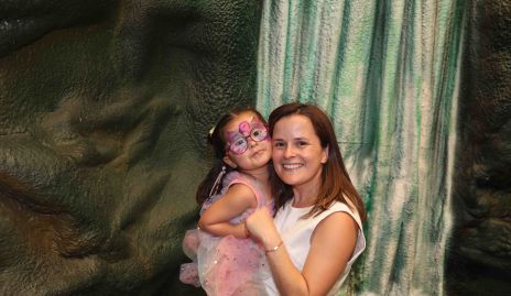  Paty Meade con su hija Regina Poumian.