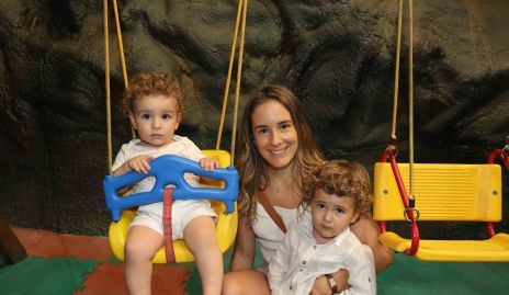  Paulina Poumian con sus hijos.