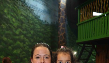  Susana Lozano y Alena Romo.