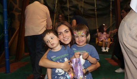  Montse Berrueta con sus hijos.