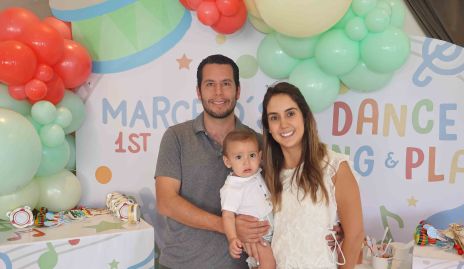  Juan Pablo Castillo y Lu Borbolla con su hijo Marcelo.