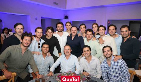  Gerardo Valle Maza con los amigos de su hijo Gerardo.