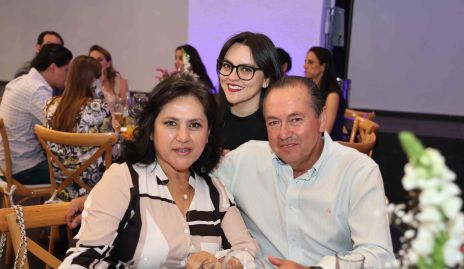  Ruth de la Torre, Fernanda Valle y Juan Carlos Valle.