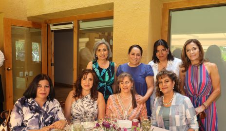  Laura Rodríguez con sus amigas.