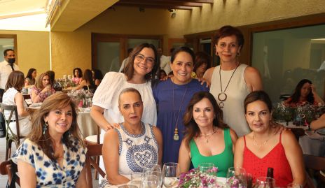  Laura Rodríguez con sus amigas.