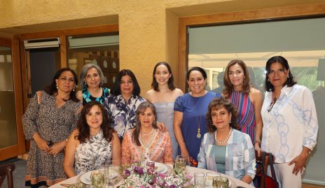  Laura Rodríguez con sus amigas.