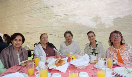  Esther López, Margarita Acebo, María del Carmen, Estela Acebo y Leticia Martínez.