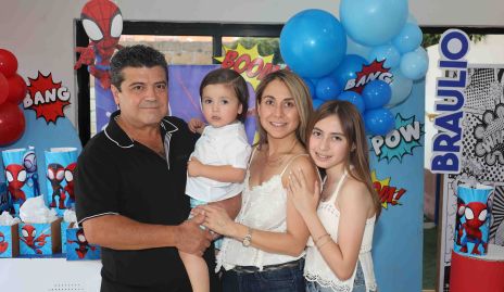   Braulio Sánchez y Josune Arzola con Braulio y María.