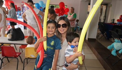  Barbara Berrones con sus hijos José Miguel y Juan Pablo Rojo.