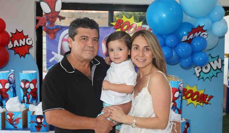  Braulio Sánchez y Josune Arzola con su hijo Braulio.