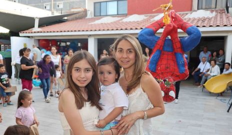  Josune Arzola con sus hijos María Leos y Braulio Sánchez.