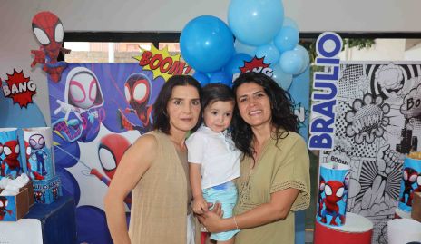  Elvira Sánchez y Malula Sánchez con su sobrino Braulio.
