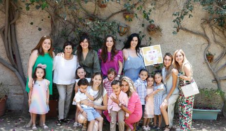 Mamás disfrutando de su festejo en compañía de sus hijos.