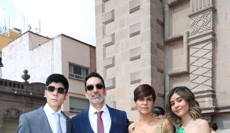  Rodrigo Alcalde y Carla Canseco con sus hijos.
