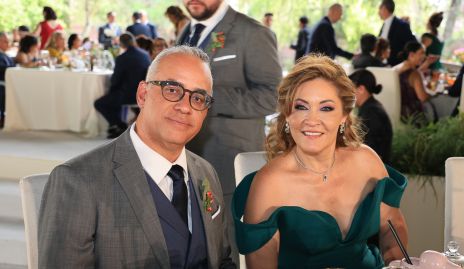  Enrique Morales y Ángeles Barba, papás del novio.