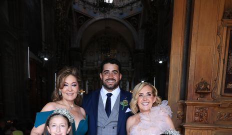 Ángeles Barba, Carlos Morales y Silvia Aguilar con las pajecitas.