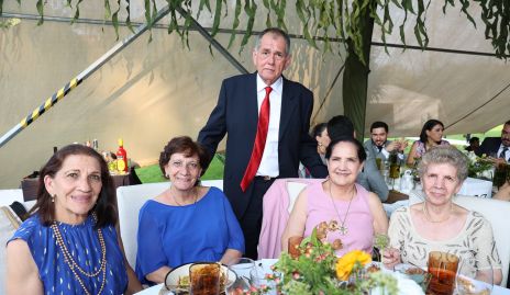  Martha Alcalde, Silvia Alcalde, Jorge Aguilar, Josefina Alcalde y Lucía Alcalde.