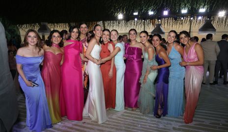  Valeria Alcalde con sus amigas.