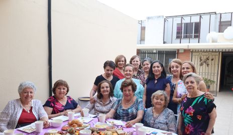  Yoya Padrón con sus amigas.