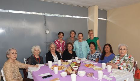  Yoya Padrón con sus amigas.