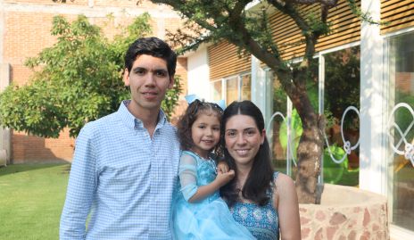  Rafael Tobías y Cristina Lorca con su hija Carola.