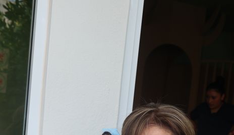  Carola con su abuelita Laura Álvarez.