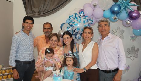  Carola con sus papás Rafael Tobías y Cristina Lorca, su hermana Emilia, sus abuelos José Lorca, Laura Álvarez, Isabel Carrillo y Rafael Tobías.