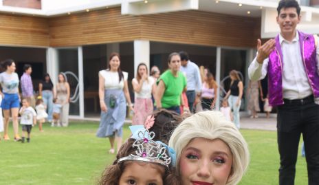  Carola con Elsa de Frozen.