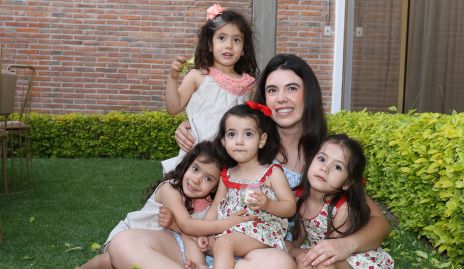 Cristi Pizzuto con sus sobrinas.
