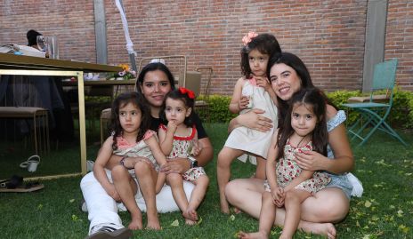  Marcela Puga y Cristi Pizzuto con sus sobrinas.